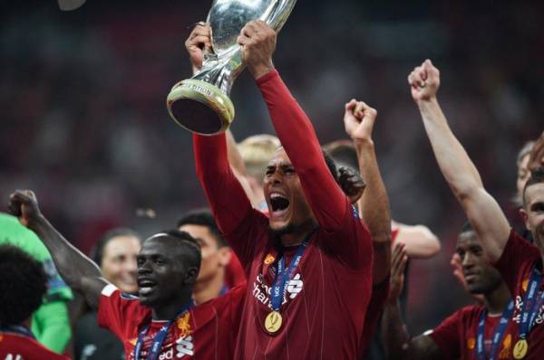 Van Dijk vừa cùng Liverpool đoạt Siêu cúp châu Âu sau khi đánh bại Chelsea