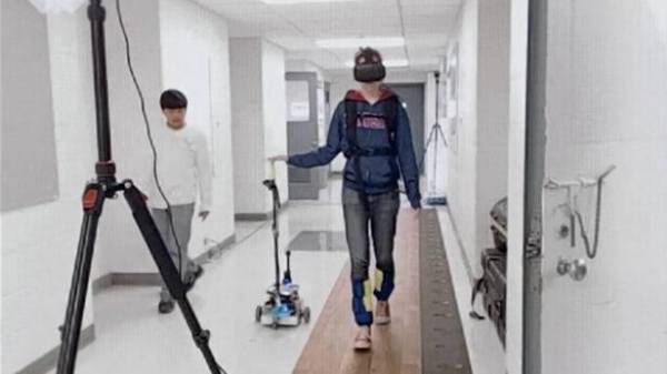 Trợ lý robot Canine có hỗ trợ LiDAR, do các kỹ sư Mỹ phát triển, giúp cho những người bị suy giảm khả năng vận động tự tin hơn khi di chuyển