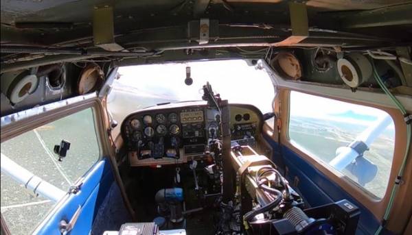 Cánh tay robot điều khiển máy bay điêu luyện như phi công