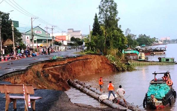 Một đoạn quốc lộ 91 thuộc địa bàn huyện Châu Phú, tỉnh An Giang bị sạt lở. Ảnh: Ngọc Dân
