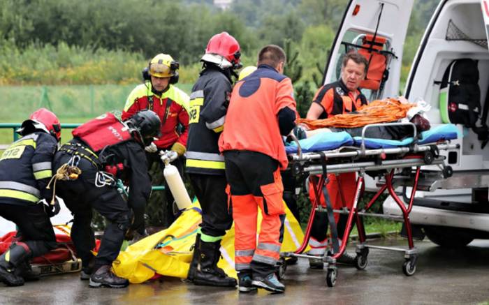 Lực lượng cứu hộ đưa người bị thương đi cấp cứu. Ảnh: PAP