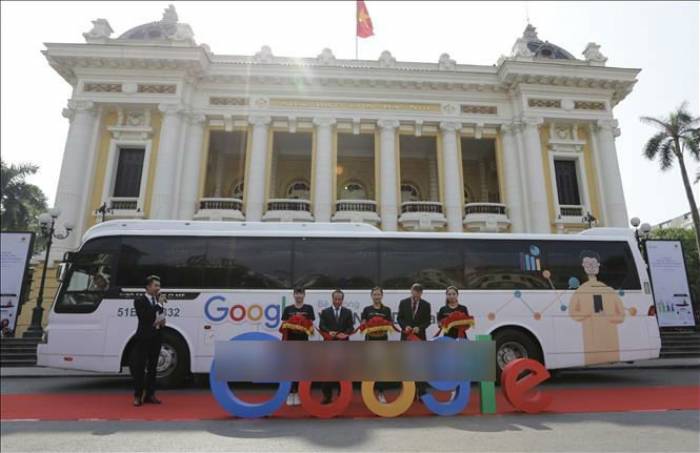 Thứ trưởng Bộ Công thương Cao Quốc Hưng và ông Scott Beaumont, Chủ tịch Google khu vực châu Á - Thái Bình Dương tại lễ cắt băng công bố hợp tác chiến lược giữa hai bên.