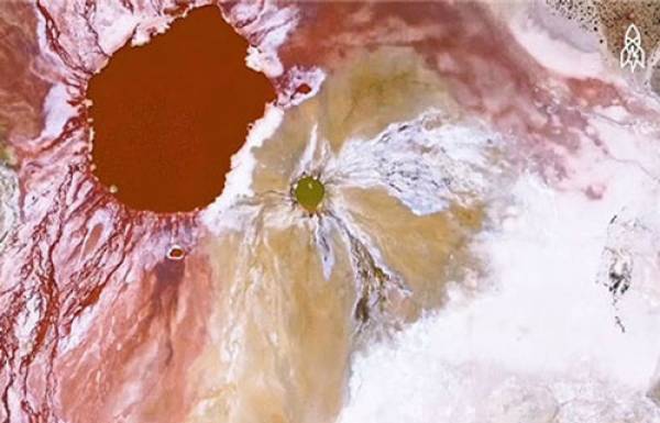 Vùng hồ Roja với nước màu đỏ.