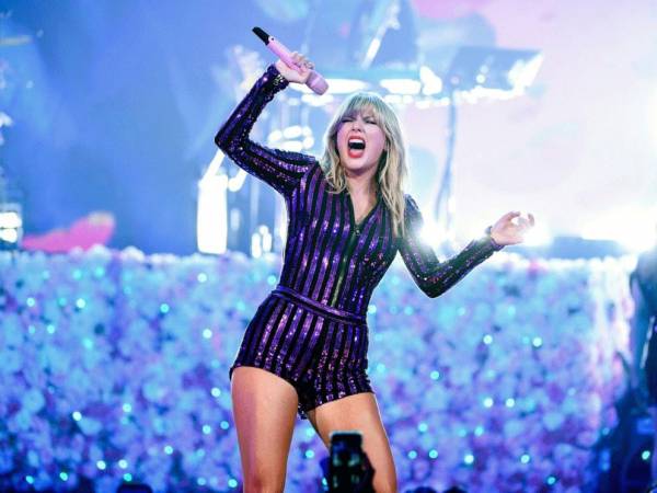The poetry of the country music genre is more confident in performing because there is a team of private hands playing a role of supervision and protection of her