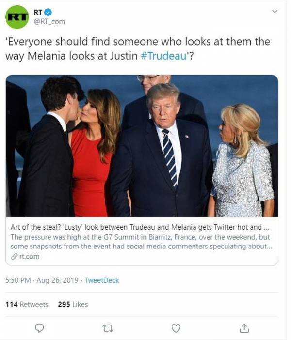 Hãng tin RT của Nga đăng bức ảnh với lời bình luận: “Hãy tìm người nhìn bạn giống như cái cách bà Melania nhìn ông Trudeau“. Ảnh: Chụp từ màn hình.