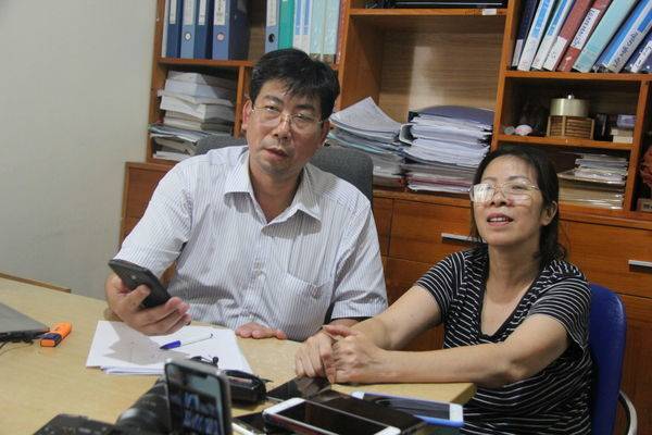 Bà Nguyễn Bích Quy cùng luật sư bào chữa cho mình.