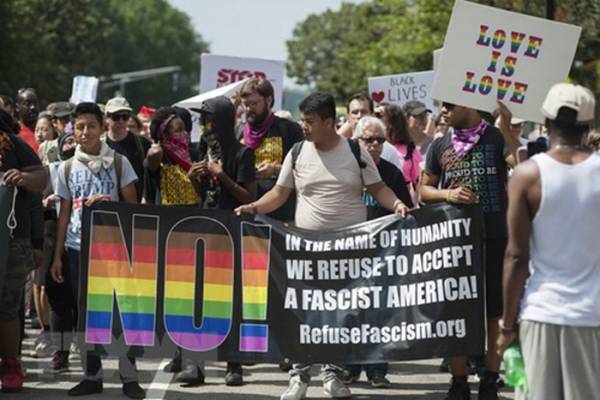 Người dân Mỹ tham gia một cuộc tuần hành chống phân biệt chủng tộc, ở thành phố Boston