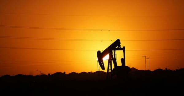 “Ông lớn” giảm mạnh sản lượng, giá dầu tăng cao