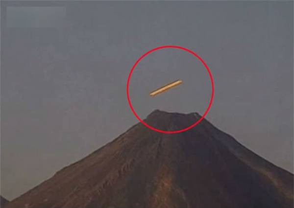 Vật thể được cho là bay lên từ căn cứ của người ngoài hành tinh tại khu vực núi lửa cao thứ hai Mexico. Ảnh: Youtube.