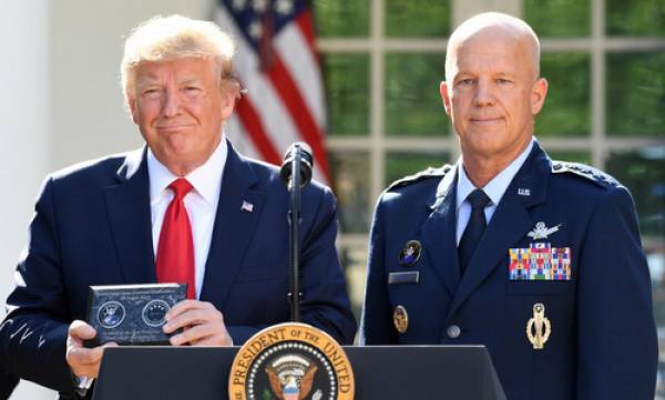 Tổng thống Trump (trái) và tướng Raymond trong lễ ra mắt SpaceCom hôm 29/8. .