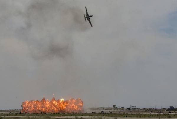 Máy bay A-10C Thunderbolt II diễn tập thả bom. Ảnh: Không quân Mỹ