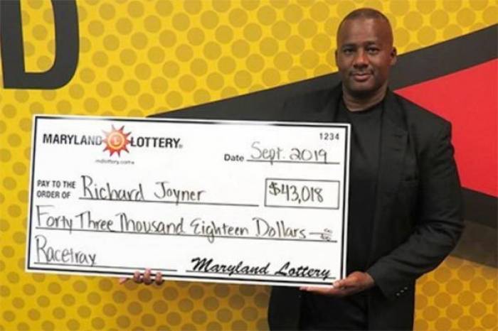 Ông Joyner nhận giải độc đắc thứ ba cho trò Racetrax. Ảnh: UPI