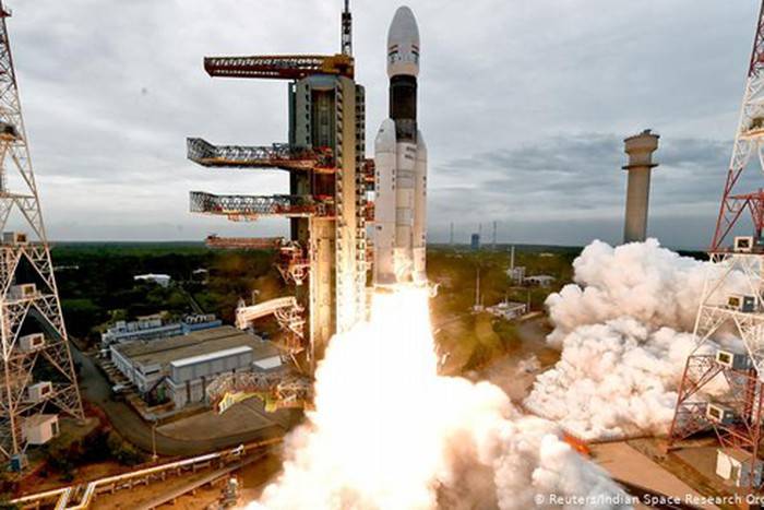 Tên lửa đẩy “GSLV-Mk-III” mang theo tàu thăm dò Mặt Trăng Chandrayaan-2 rời bệ phóng ở trung tâm vũ trụ Satish Dhawan tại Sriharikota, Ấn Độ hôm 22-7