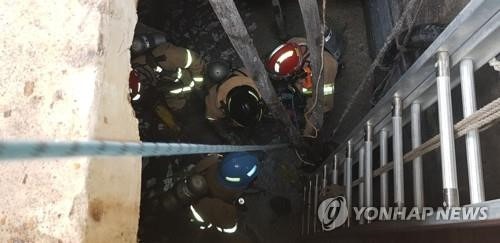 Đội cứu hộ tại hiện trường vụ tai nạn khiến một lao động Việt Nam và hai lao động Thái Lan thiệt mạng hôm 10/9 ở tỉnh Bắc Gyeongsang, Hàn Quốc. Ảnh: Yonhap.