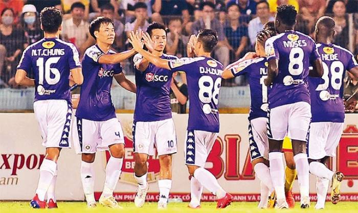 Các đồng đội chia vui cùng Văn Quyết (số 10) sau khi ghi bàn thắng. Ảnh: ĐỨC ANH