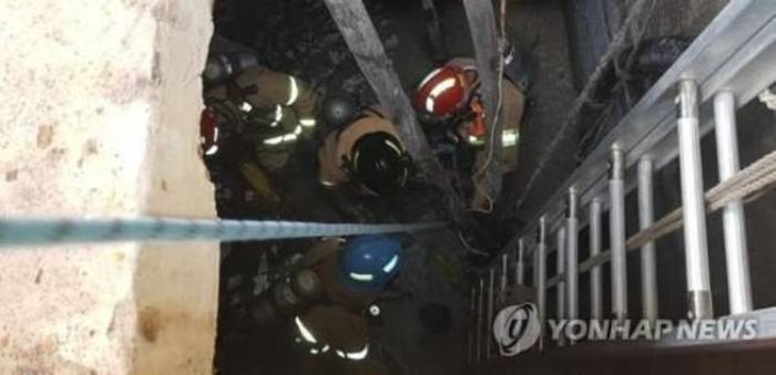   Lực lượng cứu hộ làm việc bên trong bồn chứa ngầm tại nhà máy chế biến hải sản ở Yeongdeok, tỉnh bắc Gyeongsang ngày 10-9-2019. Ảnh: Cơ quan cứu hộ tỉnh bắc Gyeongsang cung cấp