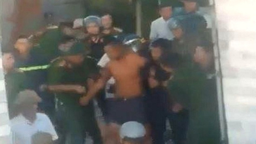 Khống chế đối tượng ôm bình gas cố thủ trong nhà