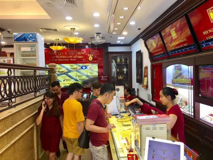 Giá vàng diễn biến thất thường.