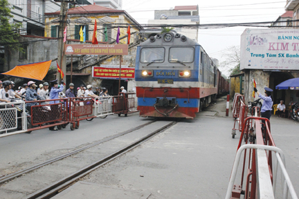 Từ nay đến 2020, Hải Phòng sẽ hoàn thành việc xóa bỏ các lối đi tự mở qua đường sắt mà không cần xây dựng công trình phụ trợ. Ảnh: Internet