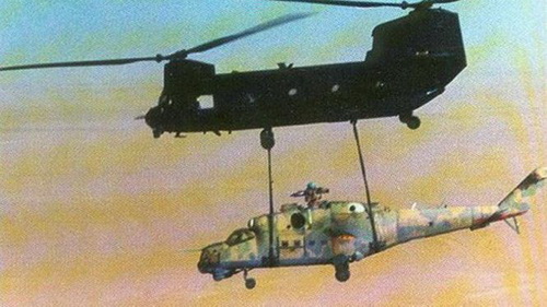 Trực thăng vận tải CH-47 Chinook đang cẩu chiếc Mi-25 mà tình báo Mỹ đánh cắp được. Ảnh: National Interest.