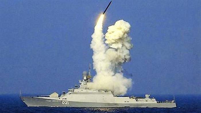 Chiến hạm lớp Buyan-M mang số hiệu 021 Grad Sviyazhsk phóng tên lửa hành trình Kalibr