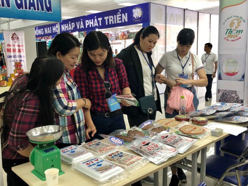 Doanh nghiệp tìm kiếm khách hàng tại Hội nghị kết nối cung - cầu hàng hóa giữa TP HCM và các tỉnh, thành năm 2018