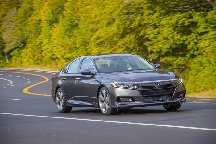 Honda Accord là mẫu xe duy nhất trong phân khúc sedan hạng D được bán ra với phiên bản sử dụng hộp số sàn
