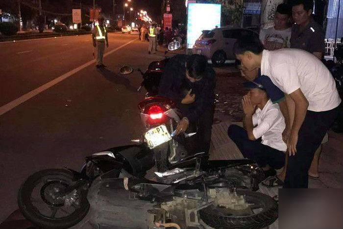 Xe máy bị đâm văng xa hàng chục mét