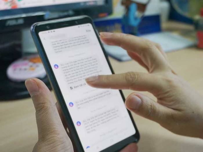 Phụ huynh đang vào SLLĐT để theo dõi tình hình của con. Ảnh: NGUYỄN QUYÊN