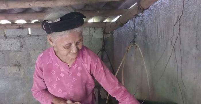 Cụ Mơ chuẩn bị trứng gà trước khi đem ra chợ bán. Ảnh: ĐẶNG TRUNG