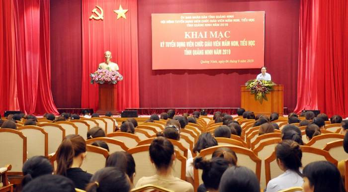 Các thí sinh tham gia vòng 1 kỳ thi tuyển viên chức giáo viên năm 2019 (Ảnh: CTV)