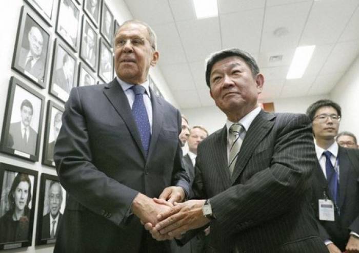 Tân Ngoại trưởng Nhật Bản Toshimitsu Motegi (phải) và người đồng cấp Nga Sergey Lavrov.