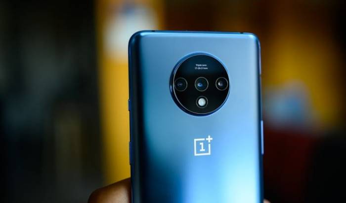 Cùng 3 camera sau, OnePlus 7T hơn gì iPhone 11?