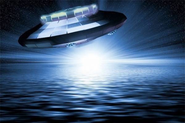Sáu phi công hải quân Mỹ tiết lộ với tờ The Times rằng nhiều lần chạm trán UFO trong suốt mùa Hè năm 2014 đến tháng 3/2015 khi thực hiện các chuyến bay dọc bờ biển phía Đông Nam của Mỹ, từ Virgin