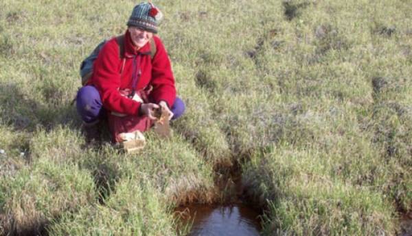 Nhà khoa học Catherine LaFarge trong chuyến khảo sát thực địa. Ảnh: Folio.