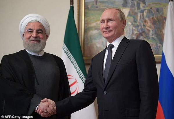 Tổng thống Nga Vladimir Putin và Tổng thống Iran Hassan Rouhani trong cuộc gặp tại Armenia ngày 1/10 ()