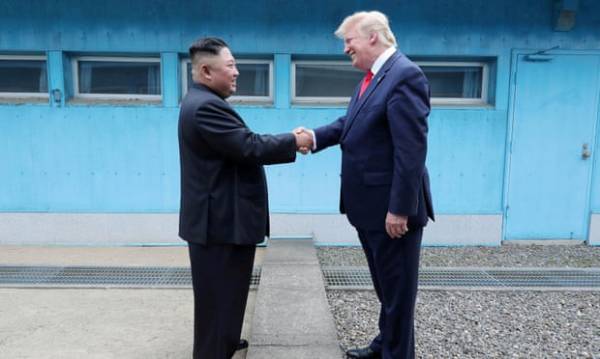 Tổng thống Mỹ Donald Trump bắt tay Nhà lãnh đạo Triều Tiên Kim Jong-un tại Khu phi quân sự ở biên giới liên Triều tháng 6/2019. Ảnh: KCNA/Reuters