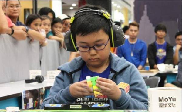 Học sinh trung học chế tạo robot biết xoay rubik