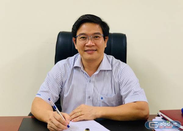 “Cũng lưu ý thêm, sách giáo khoa chỉ là tài liệu dạy học quan trọng, chương trình thống nhất chung toàn quốc là pháp lệnh cao nhất và tất cả hoạt động chuyên môn trong các cơ sở giáo dục phổ th