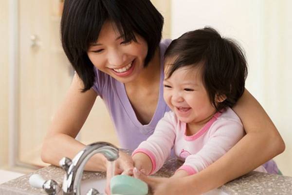 Hình thành thói quen rửa tay cho trẻ để phòng ngừa giun sán