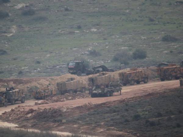 Xe quân sự Thổ Nhĩ Kỳ ở biên giới với Syria. Ảnh: REUTERS