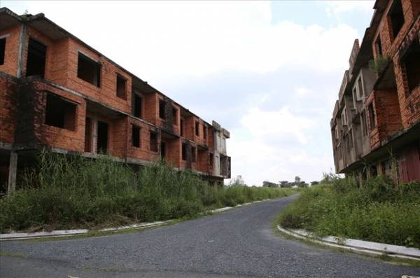  Khu dân cư Phú An do Cty CP xây dựng công trình giao thông 586 – Chi nhánh Cần Thơ xây thô rồi nằm bất động một thời gian dài. Ảnh: Tr.Lưu.