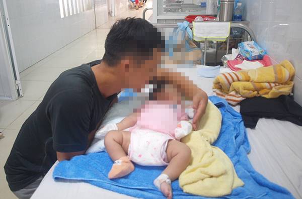 Số trẻ nhập viện do viêm phổi tăng cao, nhiều trẻ phải nằm hành lang Bệnh viện nhi đồng Đồng Nai. Ảnh:K.Ngọc