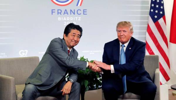 Thủ tướng Nhật Bản Shinzo Abe (trái) và Tổng thống Mỹ Donald Trump tại một cuộc gặp song phương ở thượng đỉnh G7, Biarritz, Pháp, ngày 25/8. (Ảnh minh họa/Reuters).