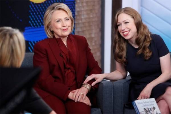 Bà Hillary Clinton cùng con gái vừa ra mắt cuốn sách mà hai mẹ con là đồng tác giả