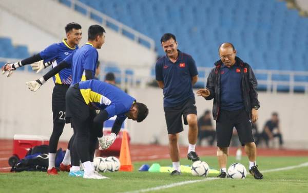 HLV Park Hang Seo đang tính những phương án có thể khiến đối thủ bất ngờ. (Ảnh: Huyền Trang).