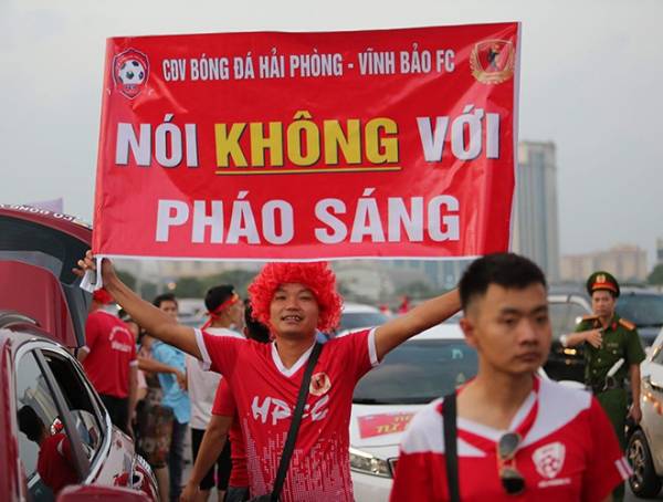 Cổ động viên Hải Phòng cực nhiệt tại sân vận động Mỹ Đình