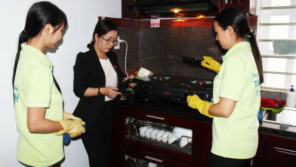 Chị Hà (đứng giữa) hướng dẫn nhân viên trung tâm cách làm việc.