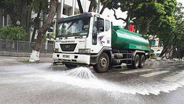 Hà Nội khởi động lại việc tưới nước rửa đường