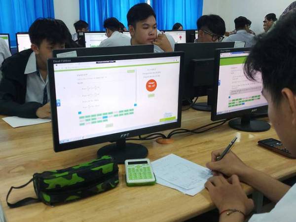 Học sinh Trường THPT Nguyễn Du thực hiện bài khảo sát hướng nghiệp trên máy tính. Ảnh: NGUYỄN QUYÊN